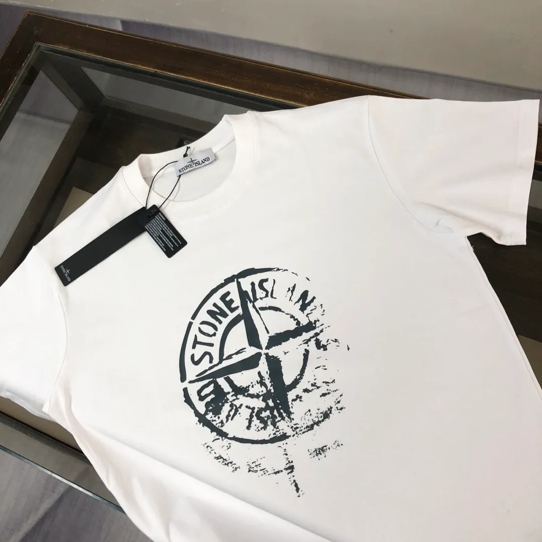 P180 Stone Island Stone Island 2025 latest T-shirt, couple style ~ Original order, stylish and casual short T-shirt, specially made of customized cotton fabric ~ Cotton T-shirt ~ Pre-washed to prevent deformation and shrinkage problem, more comfortable and breathable on the body ~ All available from stock ~ Unique design style, trendy must-have item, complete with three standards 👍 Color: black/white Size: S M L XL (larger version, please indicate your height and weight when placing an order)
